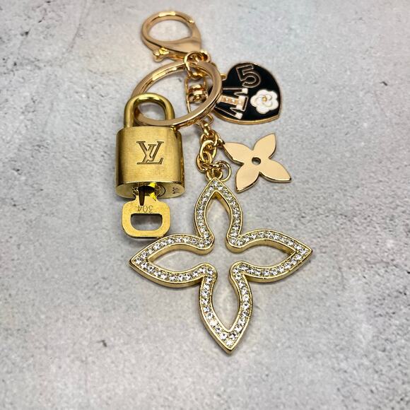 Louis Vuitton Lock and Key #304 with a Clover Fashion Keychain - Picture 2 of 4